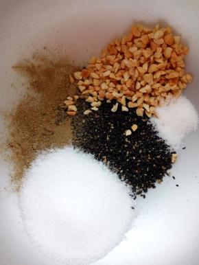 饧面的同时，制馅：（辅料中的食材和用量是用来做椒盐馅的）
将黑芝麻和花椒粉用小火炒出香味，将辅料中的花生碎、植物油、盐、糖混合均匀