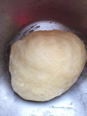 制作水油皮：（主料中标注A的食材和用量）
蛋液留一点儿烤的时候刷在表面上色用，剩的倒在盆中。将面粉150克克，和室温软化的黄油40克、糖15克混合。然后逐次少量加入热水，用筷子拌匀后揉成光滑的面团，盖保鲜膜静置饧面二十分钟