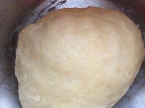 制作水油皮：（主料中标注A的食材和用量）
蛋液留一点儿烤的时候刷在表面上色用，剩的倒在盆中。将面粉150克克，和室温软化的黄油40克、糖15克混合。然后逐次少量加入热水，用筷子拌匀后揉成光滑的面团，盖保鲜膜静置饧面二十分钟