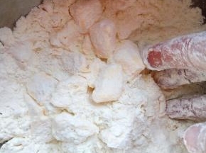 制作油酥：（主料中标注B的食材和用量）
将低筋粉100克和切成小块的冷冻黄油60克混合，用手搓揉成团
