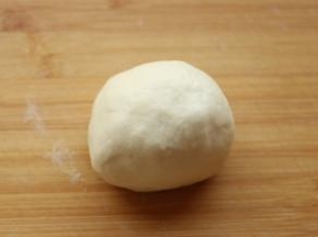 面粉加一点点盐，加入适量水，活成光滑的面团，比较硬，面粉和水的比例大约是100:35.