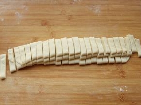 切成均匀的宽度，这个宽度也看你的喜欢，喜欢吃宽的就切的宽一些，喜欢细就切的窄一些。