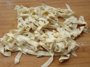 擀好的面条，抖擞开，避免时间长了粘连在一起。