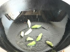 炒锅放油，烧热后爆香葱末。