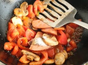 加入其余食材，继续翻炒，加调料调味。