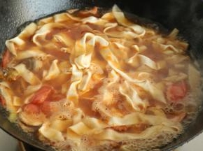 下入面条，继续煮开。