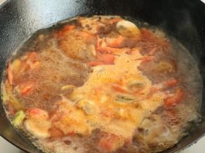 加入适量水烧开。