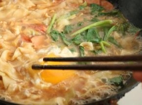 煮2分钟后荷包蛋差不多就是刚刚凝固的样子，再放入菠菜略微煮软，再磕入另一个鸡蛋，直接搅散，我喜欢吃这样的鸡蛋碎。