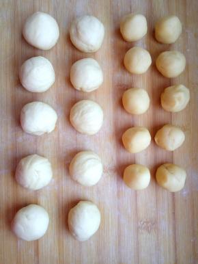 制酥皮：
将松弛好的水油皮（大面团）和油酥（小面团）用厨房秤分成若干等份