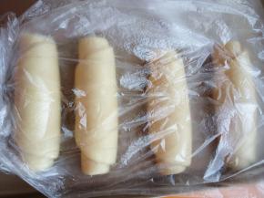 从一端卷起成卷，盖保鲜膜静置饧面十五分钟。所有的面团都如此处理