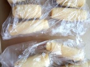 盖保鲜膜静置饧面十五分钟。同时预热烤箱到190度
