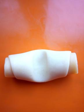 将饧好的面卷在中间用手掌立着压一下