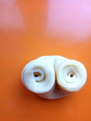 两端朝中间推，从上面看是八字形