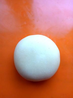 将团好的椒盐馅像包包子一样包好，封口朝下，稍压扁一些