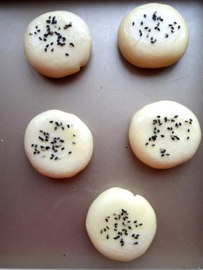 表面刷少许蛋液，洒少许黑芝麻碎，放在烤盘里，入烤箱中层，上下火180度烤20分钟左右。具体时间根据每个酥饼个头大小，馅料多少，皮的厚薄，还有烤箱实际炉温偏差，酌情增减