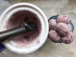 完成后，用冰淇淋勺挖出，即可食用。挖球是个技术活儿，想挖得又圆又美观，不能一蹴而就，得用挖球器反复挖、压几次，球形才会实。