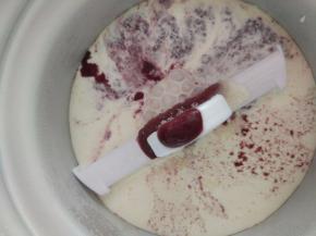 将淡奶油，细砂糖和桑葚香蕉奶昔混合，倒入冰淇淋桶内，再放几粒完整的桑葚进去，开始搅拌。