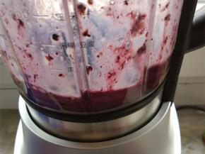 将所有材料倒入破壁机或料理机中，启动“奶昔”程序，1分钟完成后，倒出