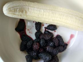 提前一天将冰淇淋桶放在冰柜里冷冻。桑葚生菜洗净，沥净水份。香蕉去皮，备用