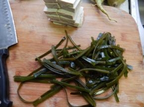 海带及豆腐切好