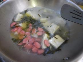 在中入火腿肠煮