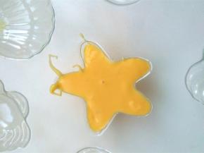 微波炉小火融化的柠檬味巧克力倒入模具中，颠几下震出气泡，凝固后倒扣脱模，插在杯子里即可