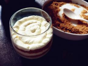 再洒少许饼干碎，用勺底压平后，重复上一步