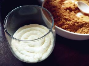 将奶油由外向内均匀地挤入杯内，铺满一个平面