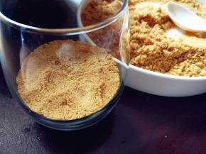 在杯底铺一层消化饼干，用勺底压平