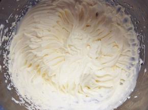 打发到花纹明显的程度，装入剪口裱花袋中