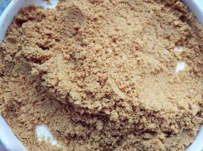 或者装入保鲜袋，用擀面杖擀碎，备用