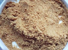 或者装入保鲜袋，用擀面杖擀碎，备用