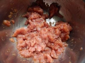 加入料酒生抽淀粉抓匀腌10分钟
