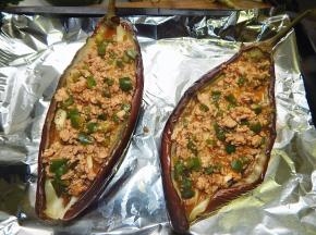 炒好的把肉末放至茄子上