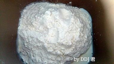 面团食材除了黄油外都放进面包机桶内，开启揉面程序