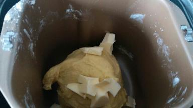 一个程序后加入黄油继续揉面