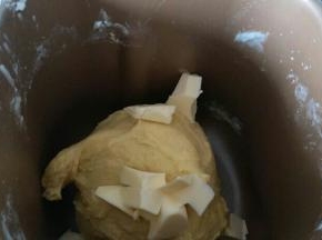 一个程序后加入黄油继续揉面