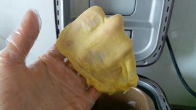 揉至可以拉出膜，不用像土司那样薄膜