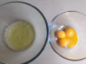 蛋清和蛋黄分别打在两个无水无油盆里