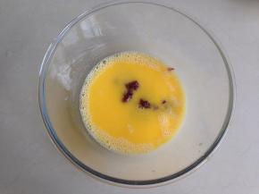 加入水拌匀，再加入杨梅酱