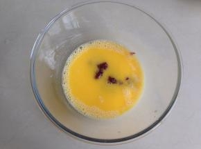 加入水拌匀，再加入杨梅酱