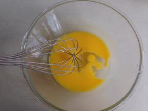 蛋黄打匀后加入玉米油，再搅拌均匀