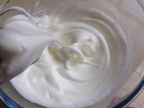 蛋清分三次加入细砂糖，打至湿性发泡