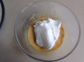 将三分之一打发好的蛋白霜放入蛋黄糊里