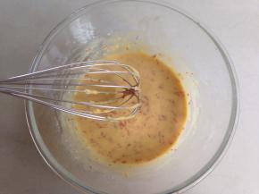 用手动打蛋器划Z字型拌均匀