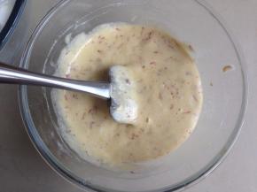 用刮刀从底部向上翻拌均匀