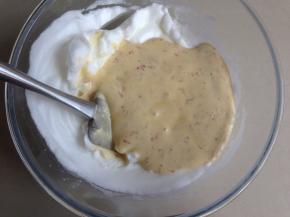 倒回剩余的蛋白霜里