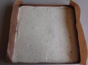 倒入铺了油布的正方形烤盘里，用刮板刮平表面，震出气泡