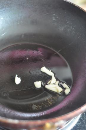 炒锅里倒入油，放入蒜爆香。