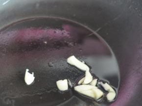 炒锅里倒入油，放入蒜爆香。